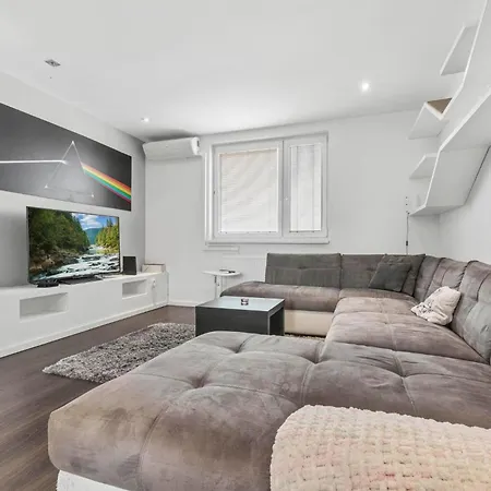 Ah Family Vilova Ac ブラチスラヴァ